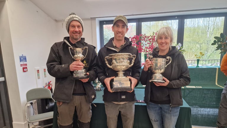 Prif Arddwr Gardd Bodnant, Ned Lomax yn y canol, gyda Graeme Jones, a Laura Jones o'r tîm yr ardd, gyda'r tri chwpan enillodd yn RHS Rosemoor
